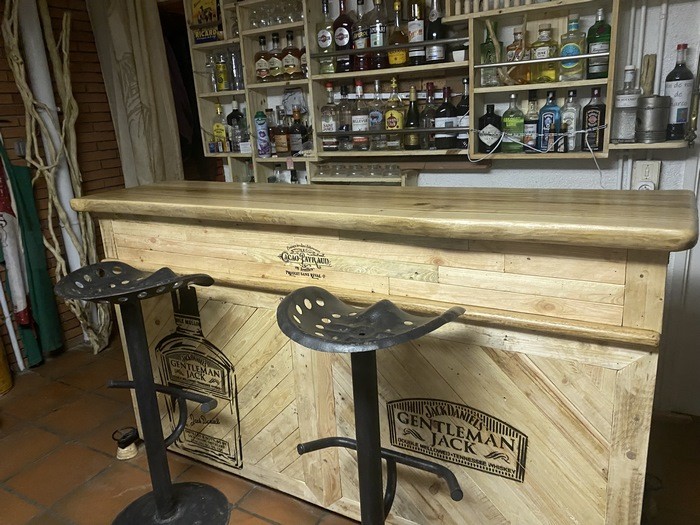 Pochoir Jack Daniels sur bar en bois