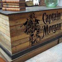 Bar en bois palette marquage au pochoir captain morgan mon artisane style pochoir