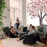 Pochoir geant mural arbre a coeurs sur mur interieur