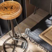 Tabouret relooke jack daniels pochoir